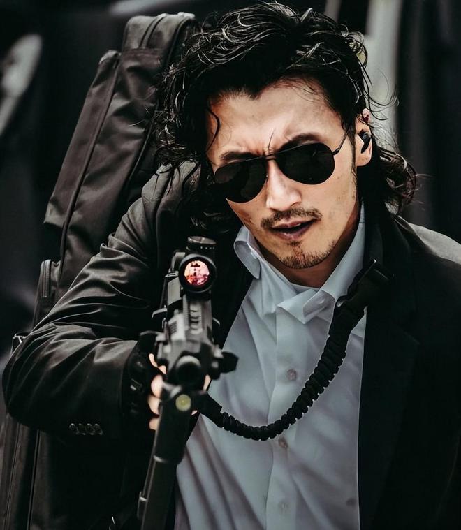 谢霆锋新剧路透造型像流浪汉 与此沙同框暴露身高