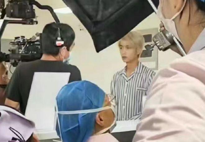 陈晓现身医院拍戏：换金发好帅气 穿病服显破碎感