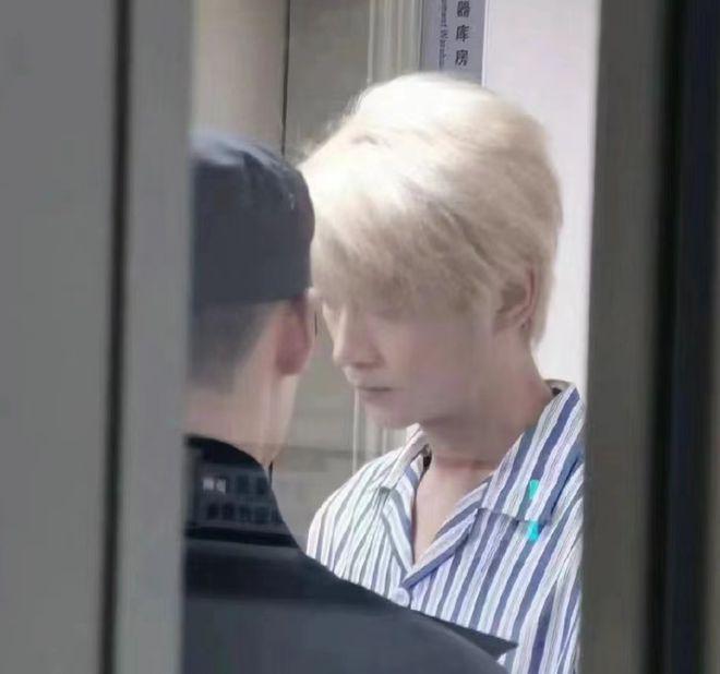 陈晓现身医院拍戏：换金发好帅气 穿病服显破碎感