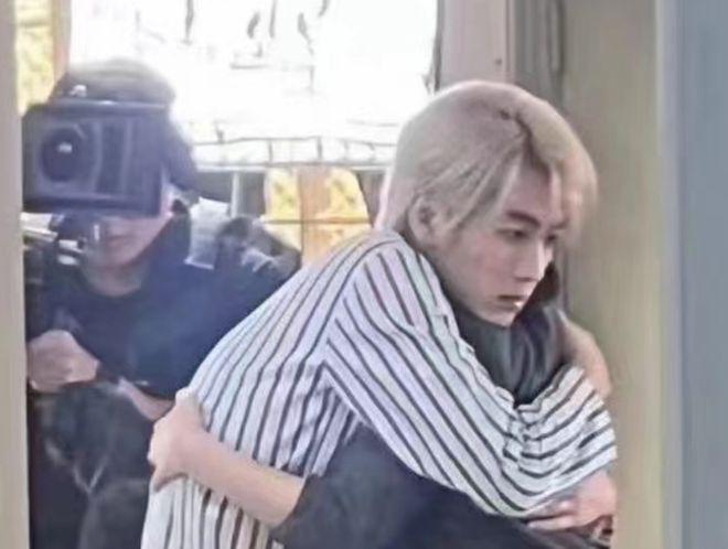 陈晓现身医院拍戏：换金发好帅气 穿病服显破碎感