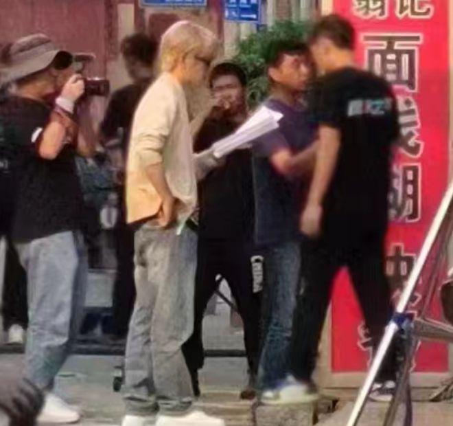 陈晓现身医院拍戏：换金发好帅气 穿病服显破碎感