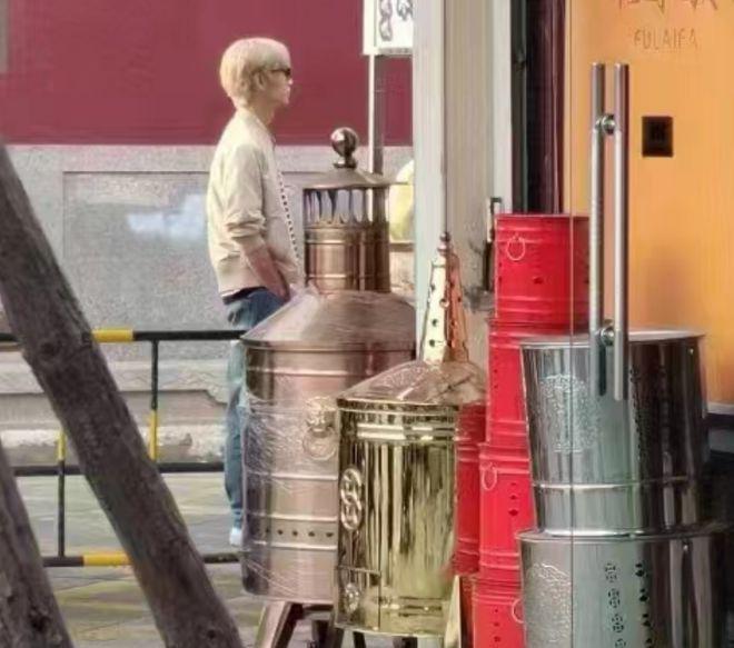 陈晓现身医院拍戏：换金发好帅气 穿病服显破碎感