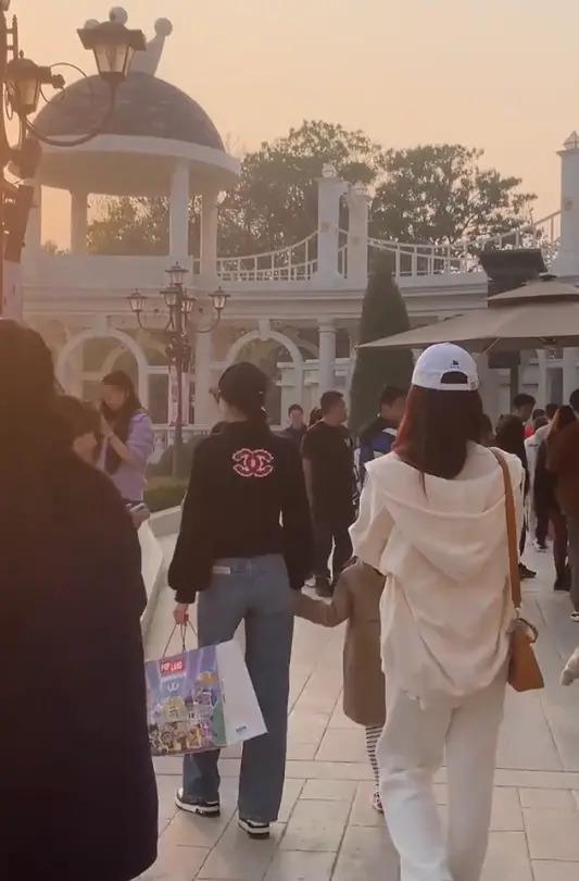 孙怡带娃游玩,给女儿买一大包玩具,大福与妈妈牵手乖巧文静