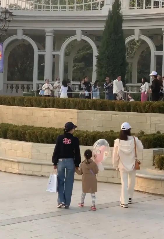 孙怡带娃游玩,给女儿买一大包玩具,大福与妈妈牵手乖巧文静