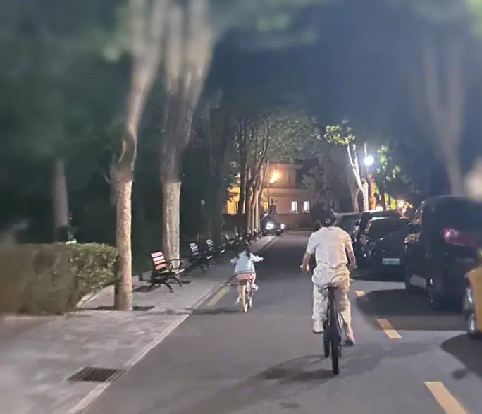 孙怡带娃游玩,给女儿买一大包玩具,大福与妈妈牵手乖巧文静