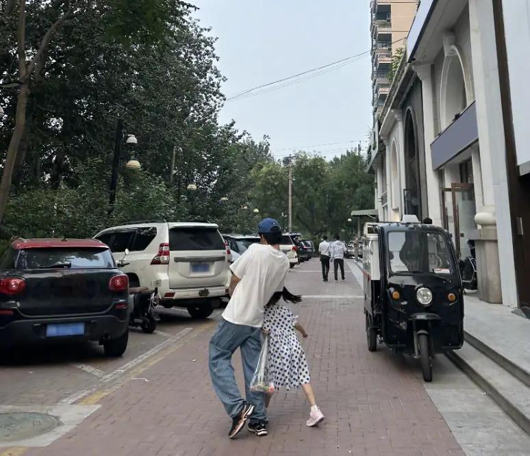 孙怡带娃游玩,给女儿买一大包玩具,大福与妈妈牵手乖巧文静