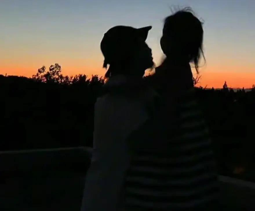 孙怡带娃游玩,给女儿买一大包玩具,大福与妈妈牵手乖巧文静