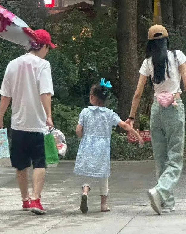 孙怡带娃游玩,给女儿买一大包玩具,大福与妈妈牵手乖巧文静