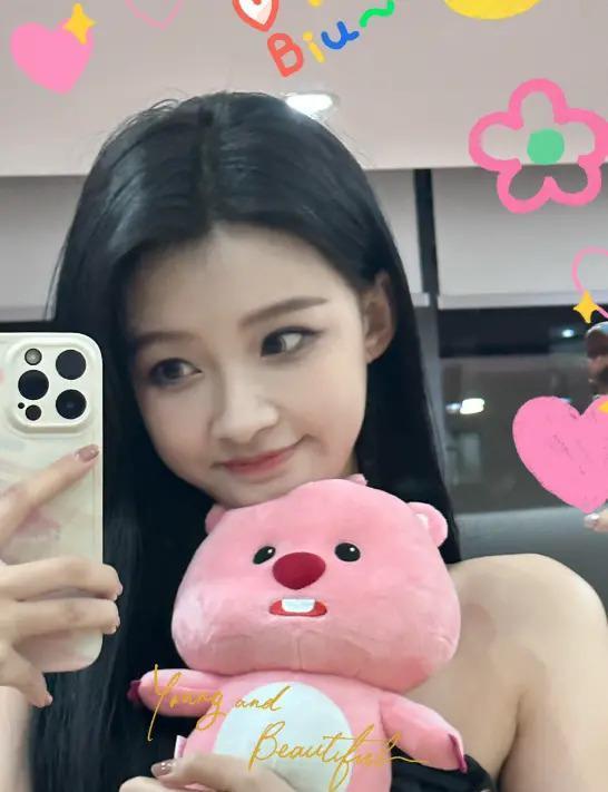 孙怡带娃游玩,给女儿买一大包玩具,大福与妈妈牵手乖巧文静