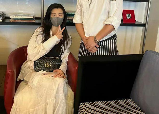 王祖贤回台中被偶遇穿白裙气质佳 奔波几日显疲态