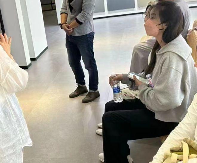 王祖贤回台中被偶遇穿白裙气质佳 奔波几日显疲态