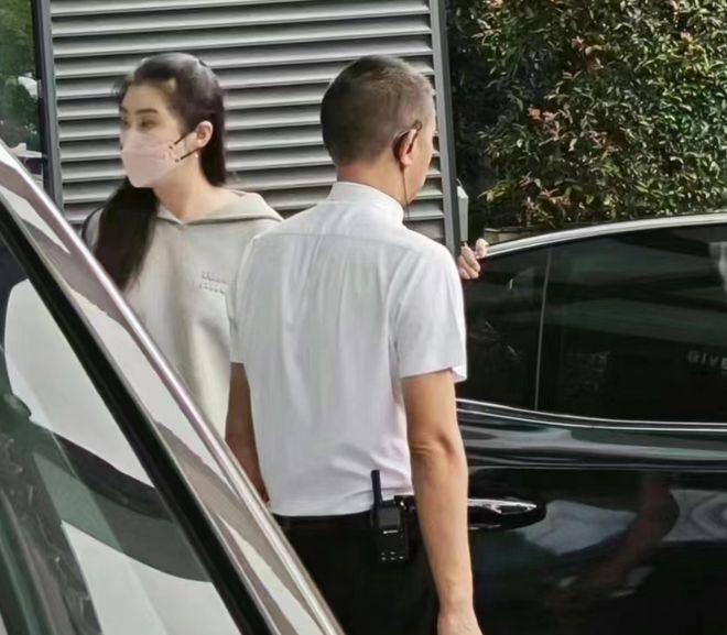 王祖贤回台中被偶遇穿白裙气质佳 奔波几日显疲态