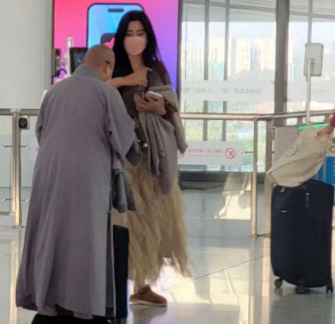 王祖贤回台中被偶遇穿白裙气质佳 奔波几日显疲态