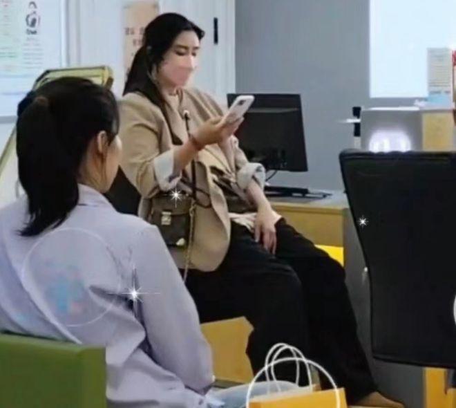 王祖贤回台中被偶遇穿白裙气质佳 奔波几日显疲态