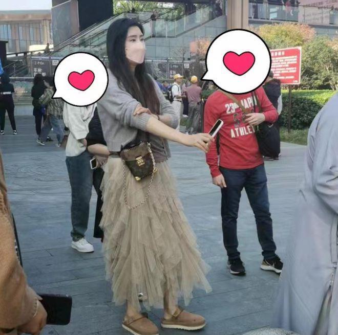 王祖贤回台中被偶遇穿白裙气质佳 奔波几日显疲态