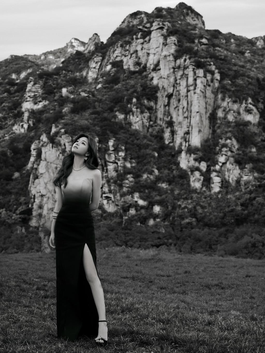 陈妍希穿墨色晕染裙凹凸有致 卷发尽显妩媚