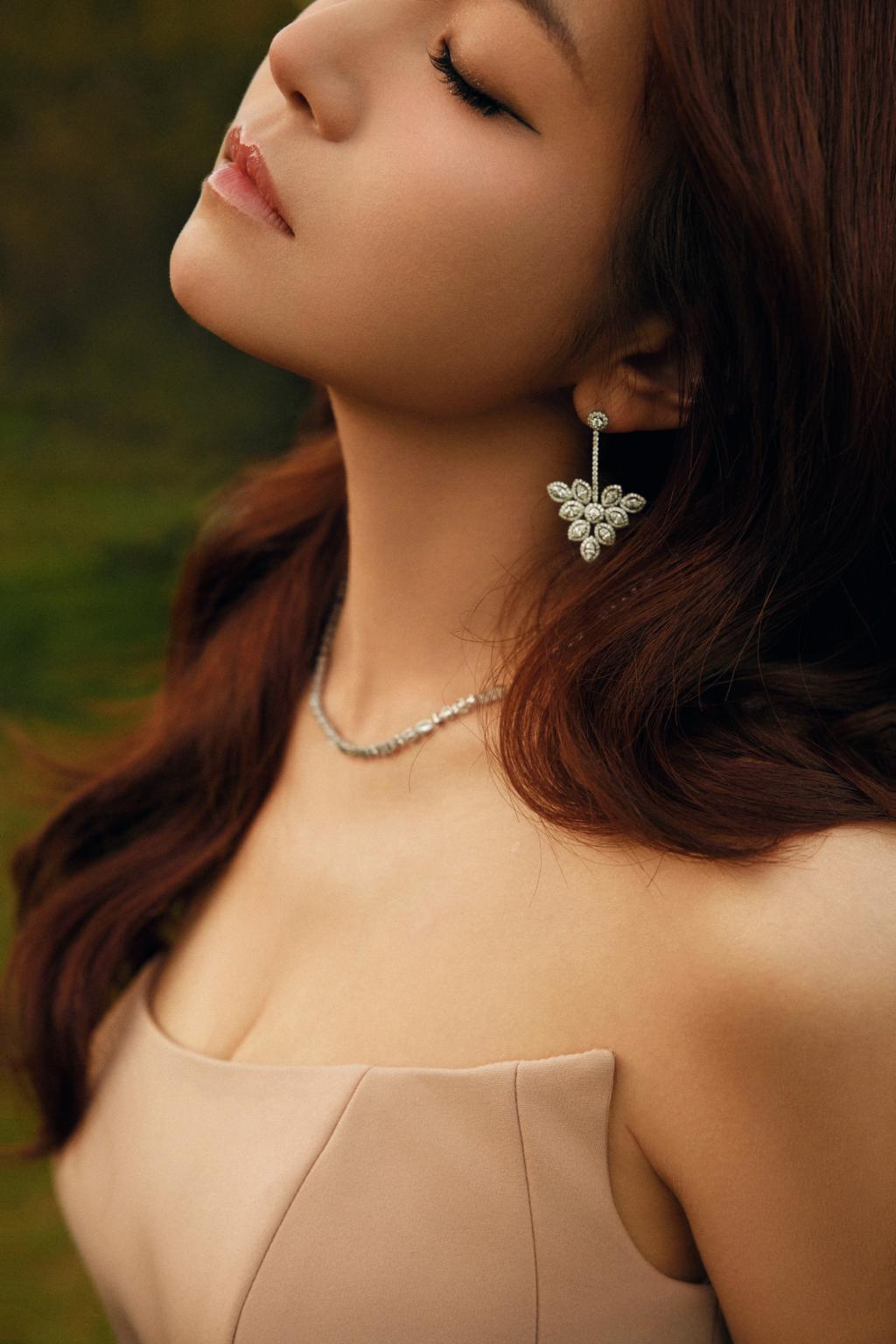 陈妍希穿墨色晕染裙凹凸有致 卷发尽显妩媚