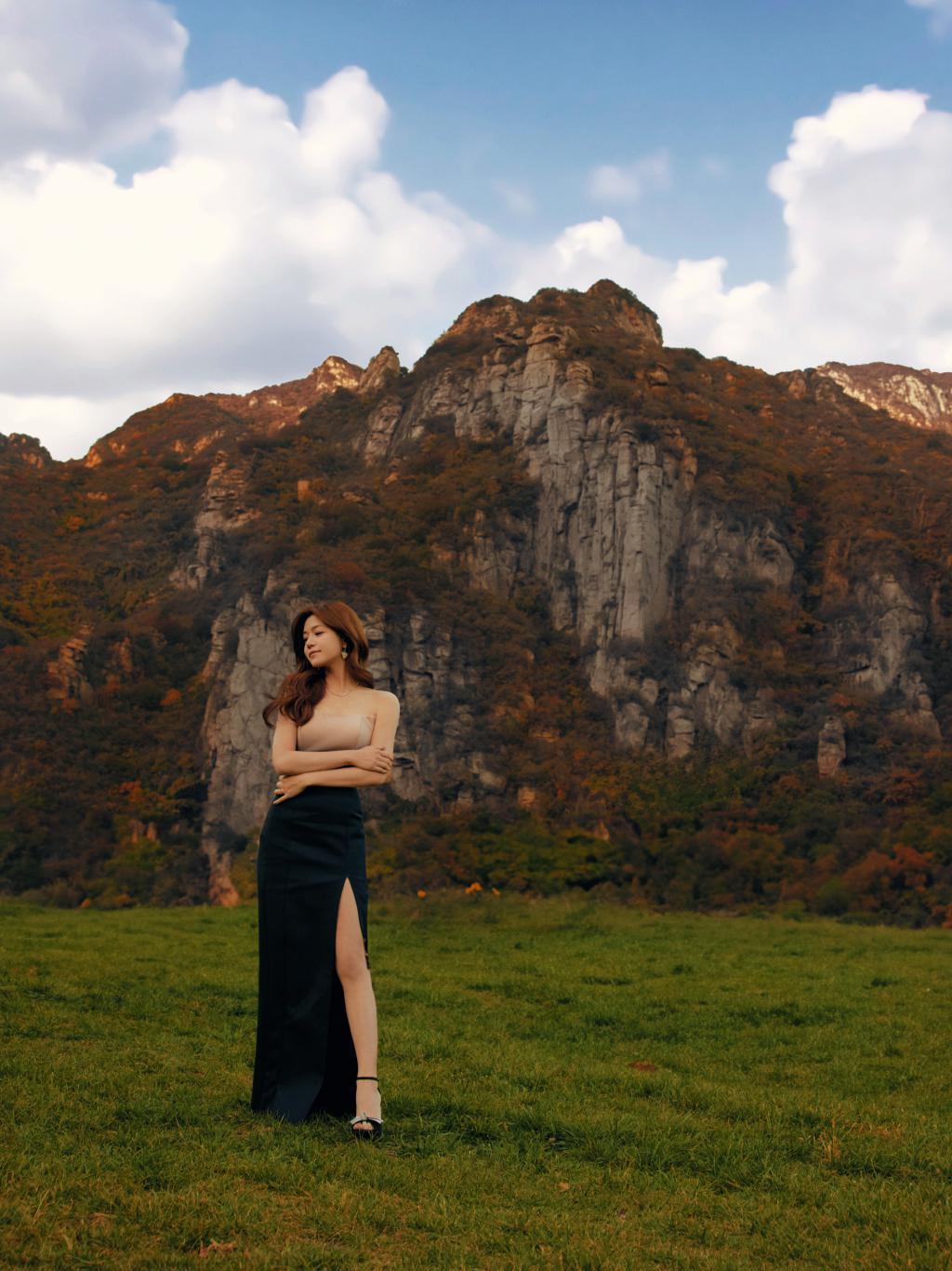 陈妍希穿墨色晕染裙凹凸有致 卷发尽显妩媚