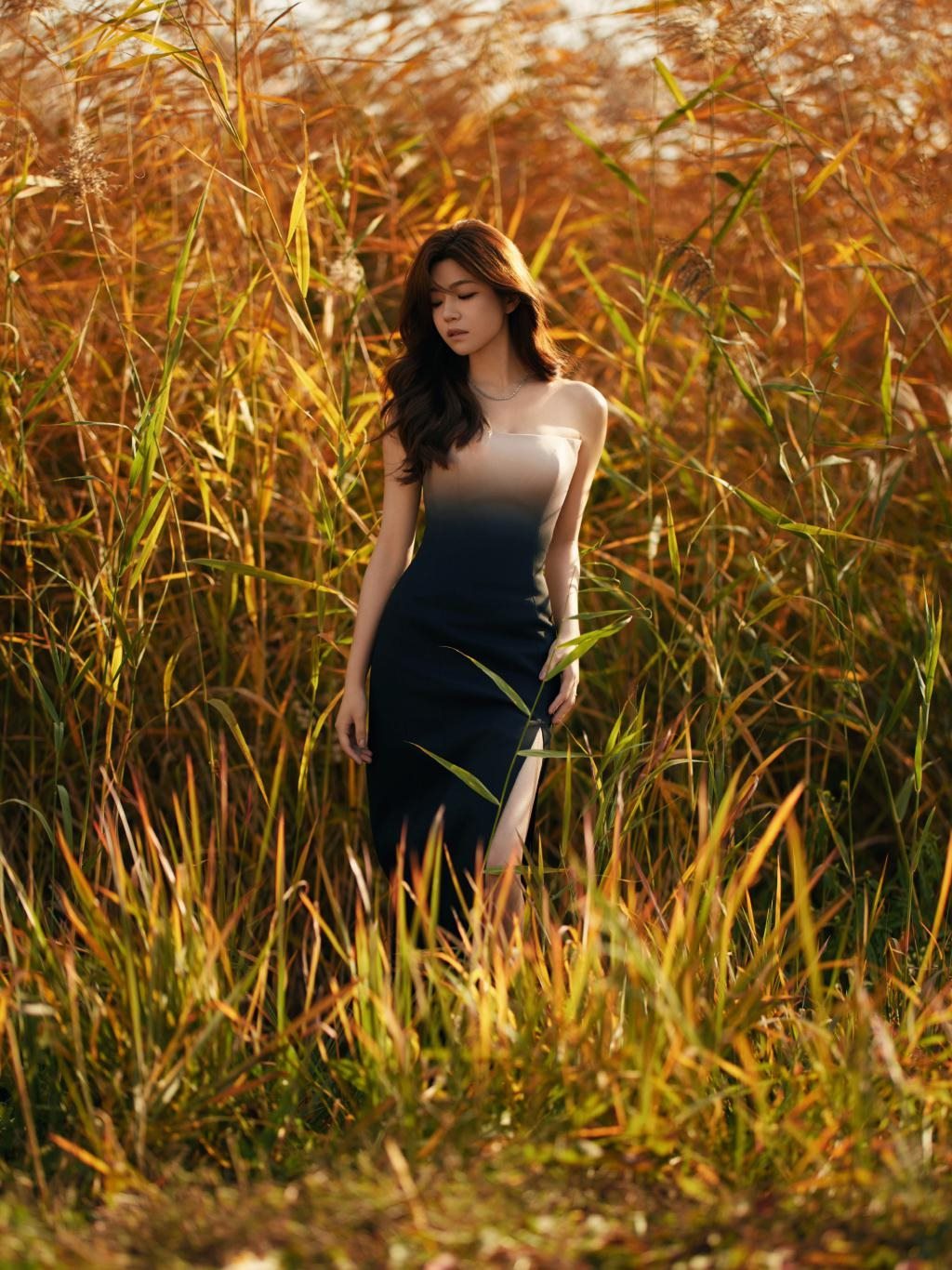 陈妍希穿墨色晕染裙凹凸有致 卷发尽显妩媚