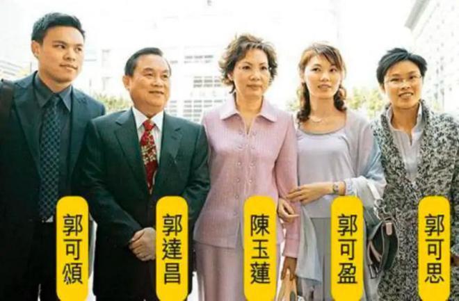 熊黛林晒祖孙三代出游，与富豪老公贴身合影