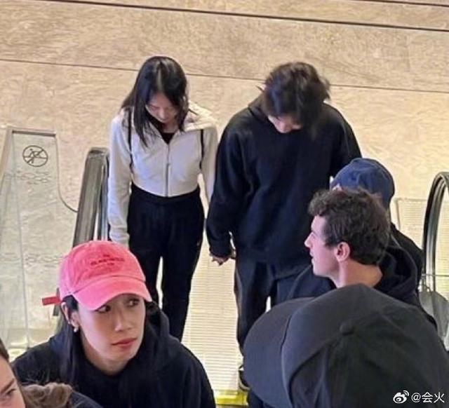 苏翊鸣朱易牵手与友人逛街 此前七夕二人被传恋情