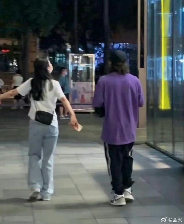 苏翊鸣朱易牵手与友人逛街 此前七夕二人被传恋情