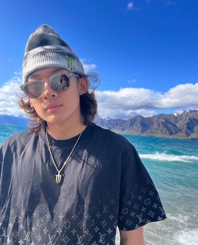 苏翊鸣朱易牵手与友人逛街 此前七夕二人被传恋情