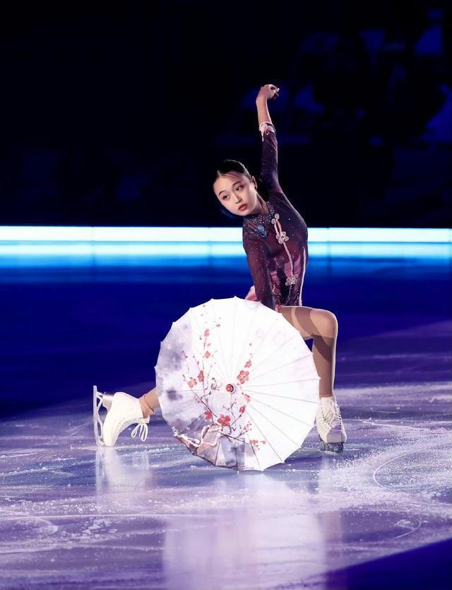 苏翊鸣朱易牵手与友人逛街 此前七夕二人被传恋情