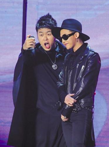 惊天大瓜，顶流男星被爆吸毒！