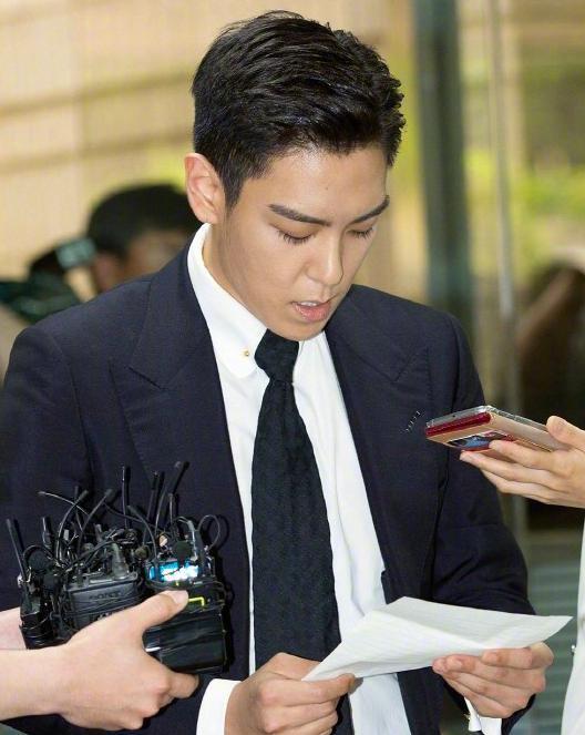 惊天大瓜，顶流男星被爆吸毒！