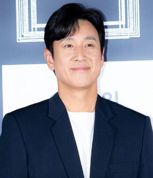 惊天大瓜，顶流男星被爆吸毒！