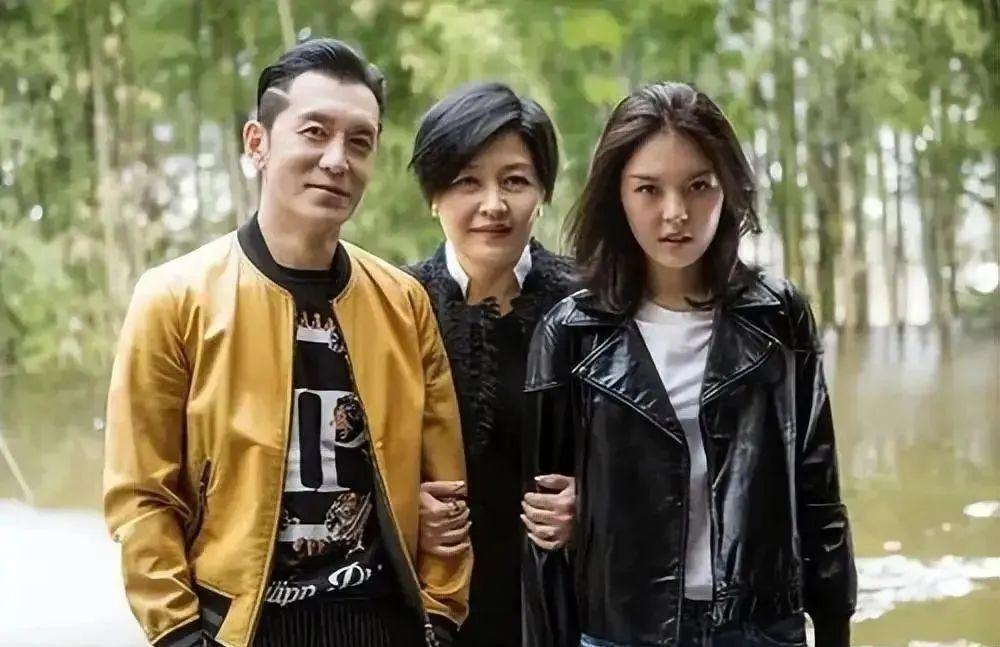 哈文连续5年发文悼念李咏，坚持不再婚，回国后感慨回家真好