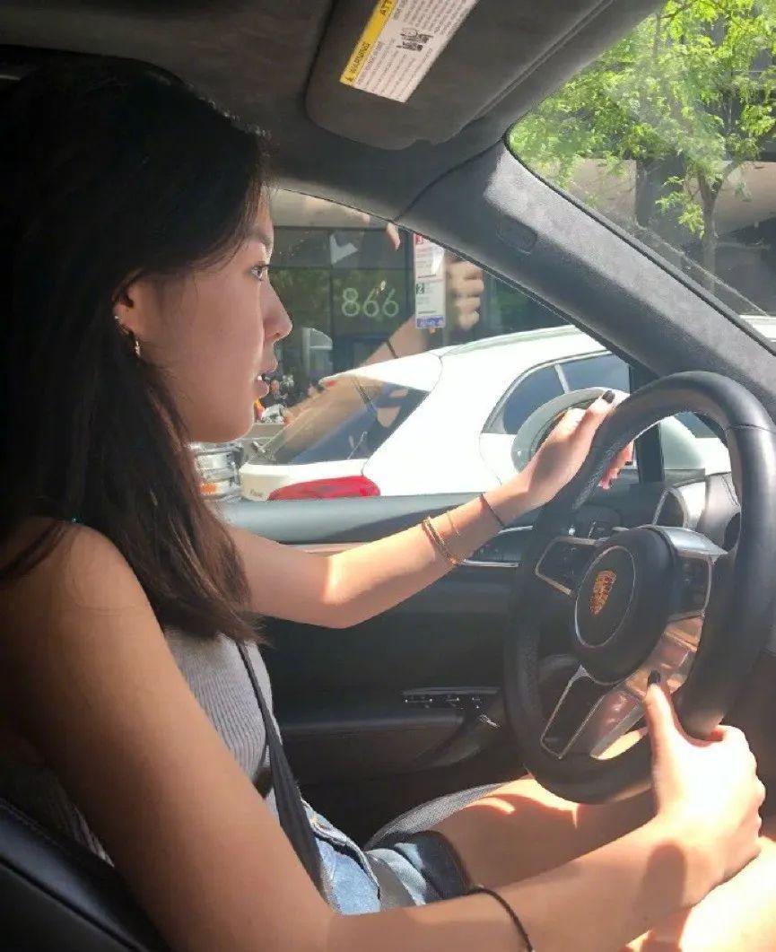 哈文连续5年发文悼念李咏，坚持不再婚，回国后感慨回家真好