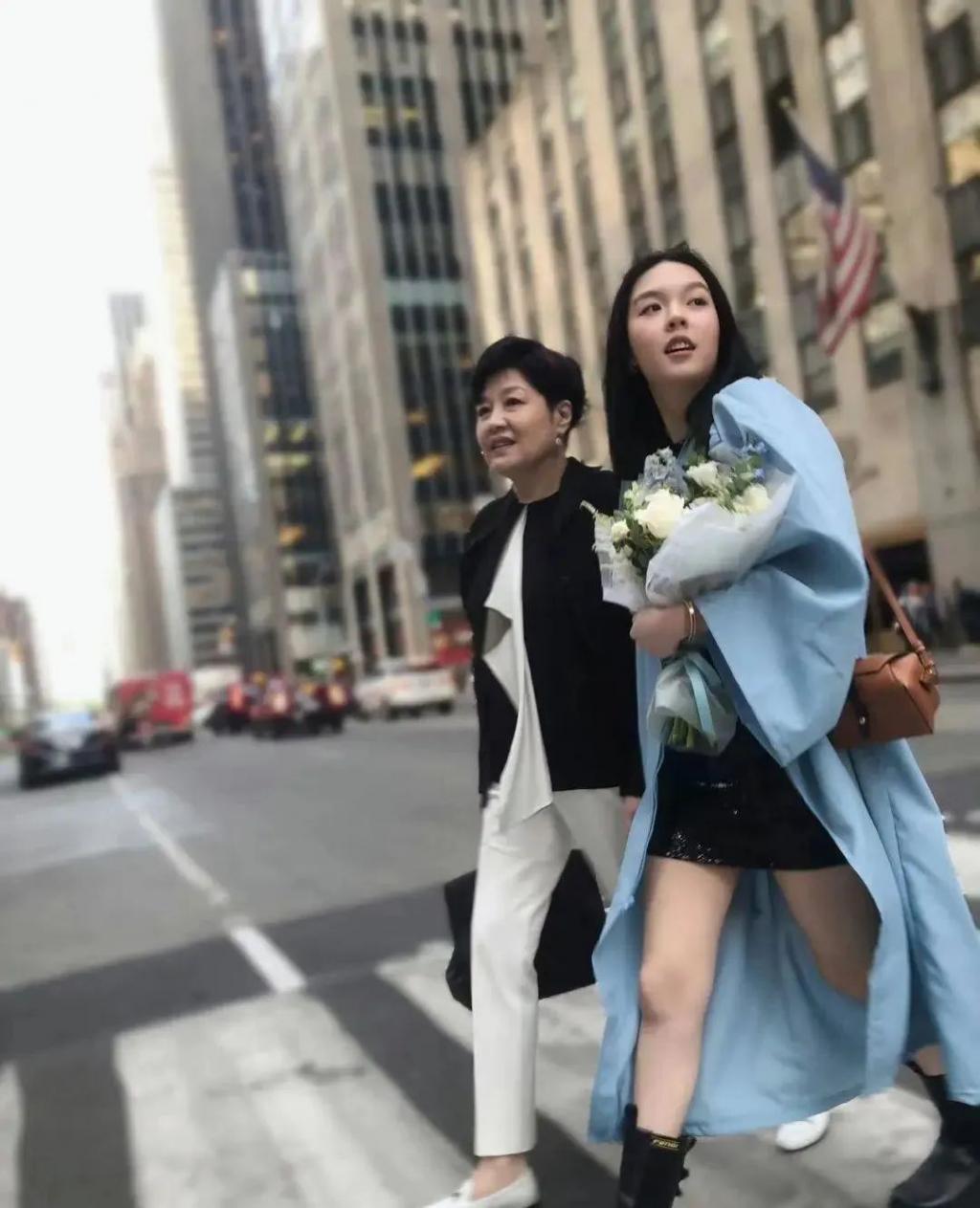 哈文连续5年发文悼念李咏，坚持不再婚，回国后感慨回家真好