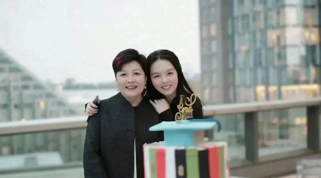 哈文连续5年发文悼念李咏，坚持不再婚，回国后感慨回家真好