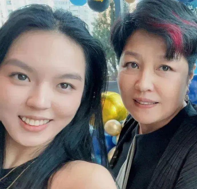 哈文连续5年发文悼念李咏，坚持不再婚，回国后感慨回家真好