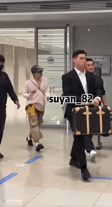 他不仅脸变残还在机场犯毒瘾了？多少人的青春碎了！