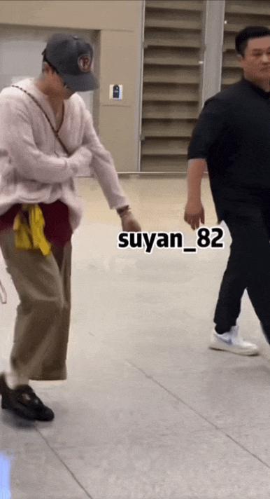 他不仅脸变残还在机场犯毒瘾了？多少人的青春碎了！