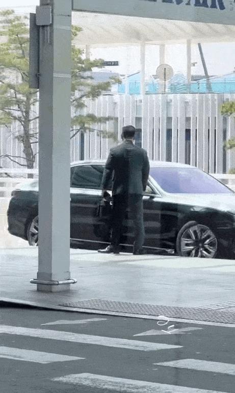 他不仅脸变残还在机场犯毒瘾了？多少人的青春碎了！