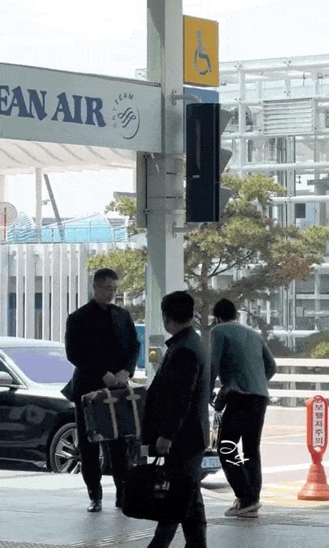 他不仅脸变残还在机场犯毒瘾了？多少人的青春碎了！