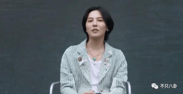 他不仅脸变残还在机场犯毒瘾了？多少人的青春碎了！