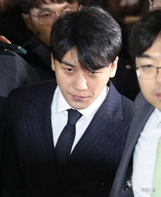 他不仅脸变残还在机场犯毒瘾了？多少人的青春碎了！