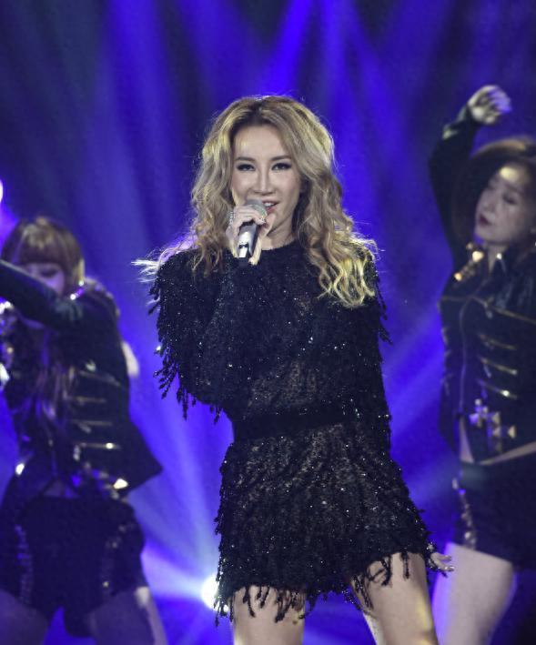 李玟二姐回应被人诋毁,称要跟妹妹学习忍气吞声