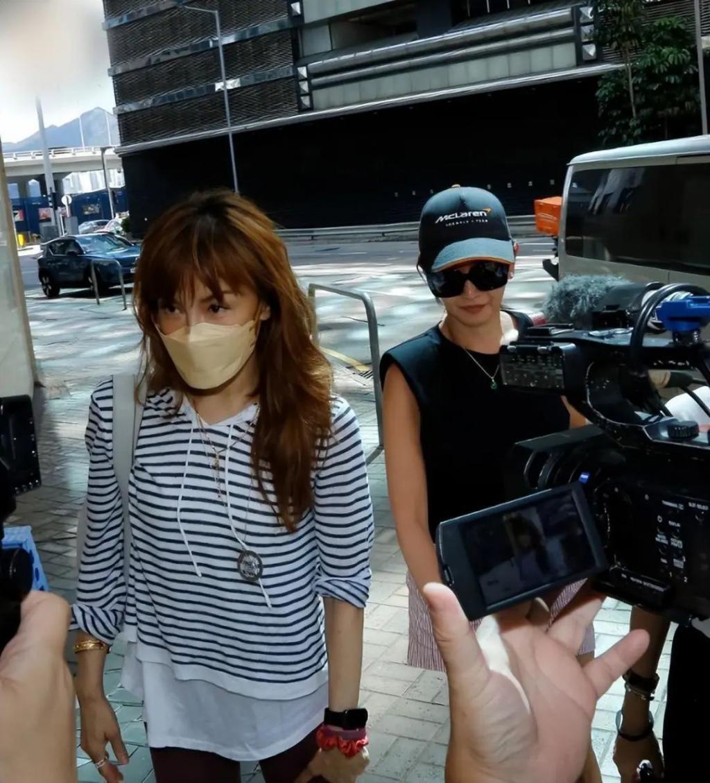 李玟二姐回应被人诋毁,称要跟妹妹学习忍气吞声