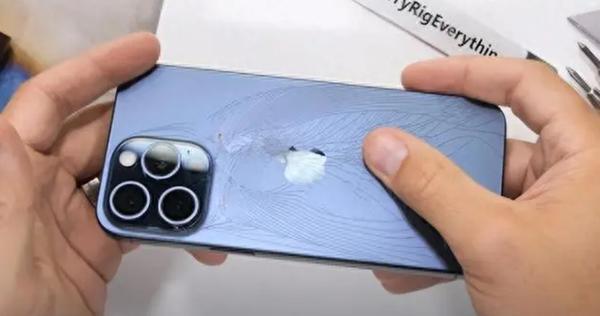 苹果客服回应iPhone 15玻璃背板易碎：建议使用保护壳