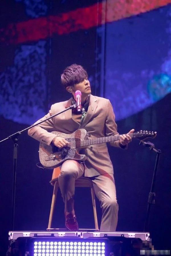 “山寨周杰伦”看本尊演唱会遭万人追堵 崩溃发言:我就普通上班的