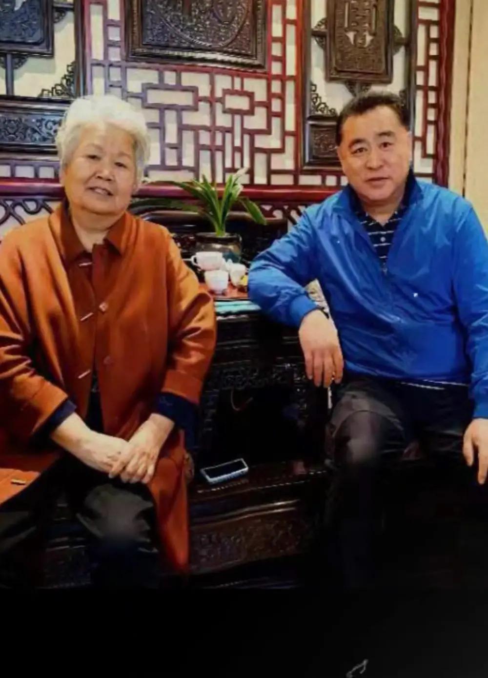 张宏民分享央视退休主持人聚会照，76岁邢质斌满头白发气色佳