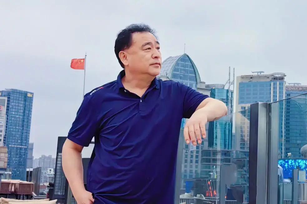 张宏民分享央视退休主持人聚会照，76岁邢质斌满头白发气色佳