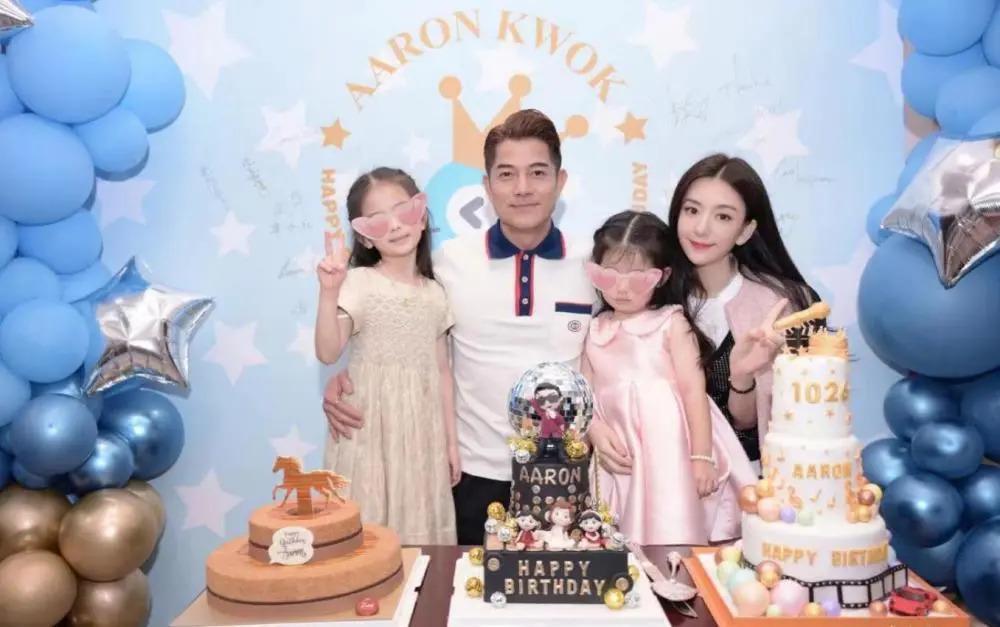 方媛晒全家福为郭富城庆生，两女儿正脸出镜