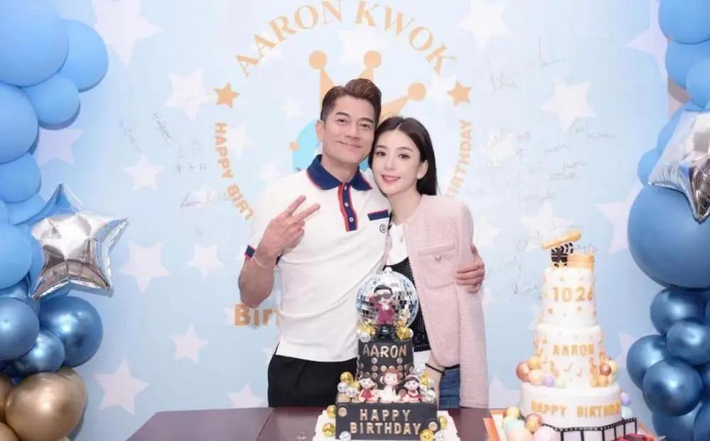 方媛晒全家福为郭富城庆生，两女儿正脸出镜